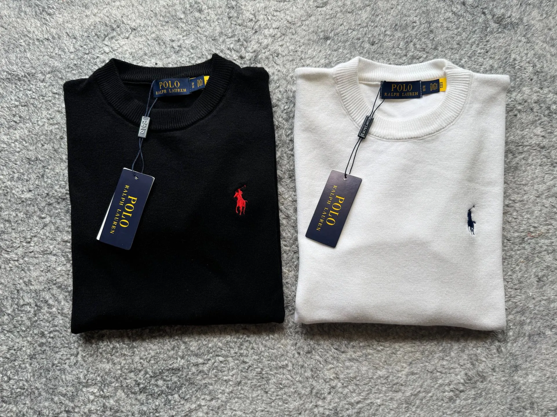 P180 Polo Ralph solid color logo embroidered knitted long-sleeved sweater ✅ Great texture: knitted fabric, soft and waxy to the touch, very comfortable to wear next to the body, and very warm. It is suitable for wearing alone in the winter in the south or as a base layer in the north. ✅ Slimming version: The round neck design is classic and durable, and will not look bloated. Instead, it has a slimming effect and is friendly to all body types. ✅Versatile and practical: Whether it is worn with suit pants for commuting or jeans for leisure, it can be easily worn, and one piece can be used for several pieces! ✅Pony embroidery is simple yet a little refined!  Color: Black White Size M L